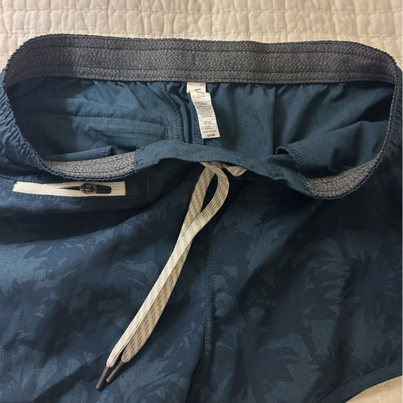 Vuori Women’s Tavi Short - Indigo Palm Small - Picture 5 of 6